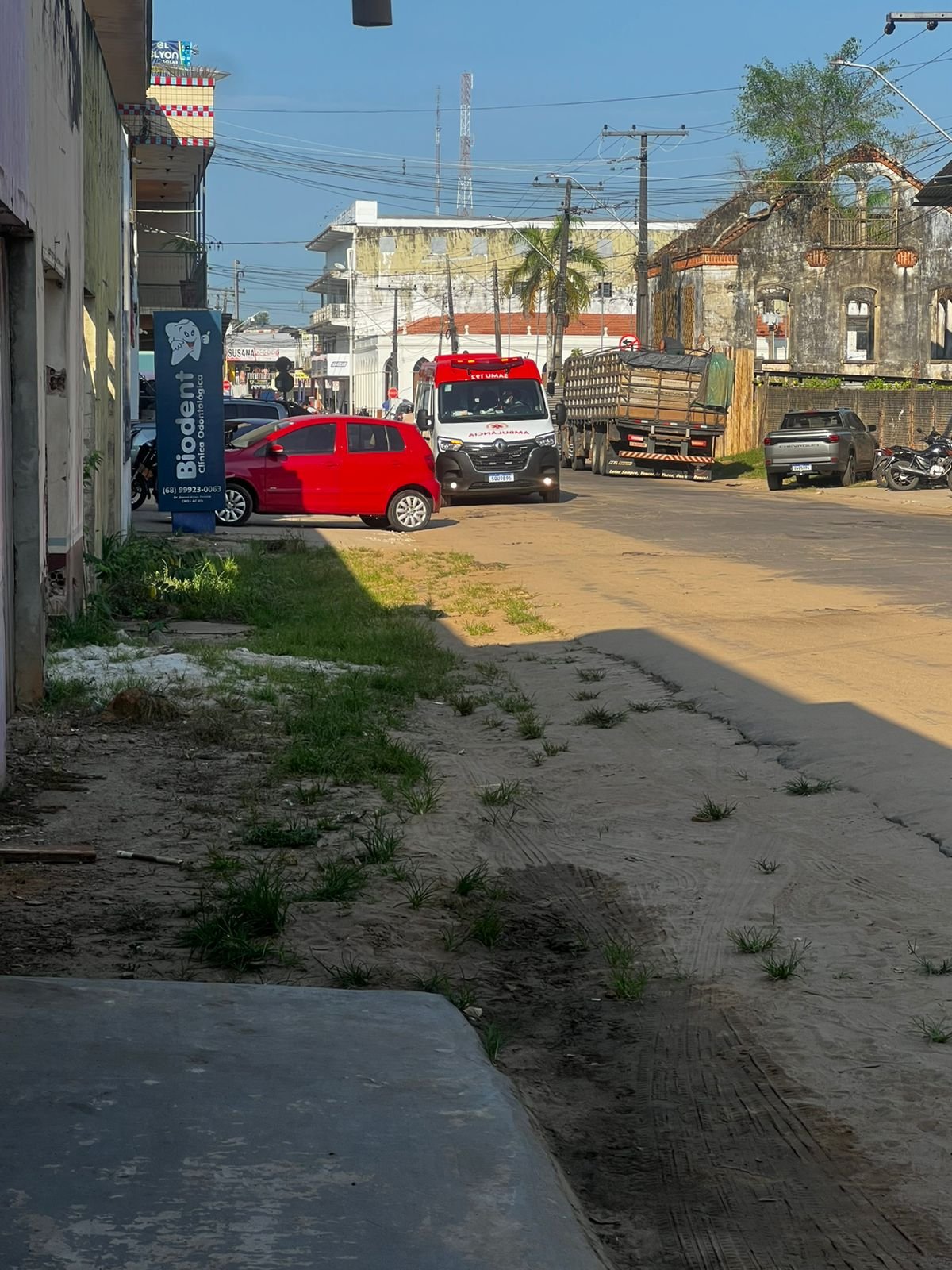 Mulher sofre possível overdose no centro e é socorrida por ambulância