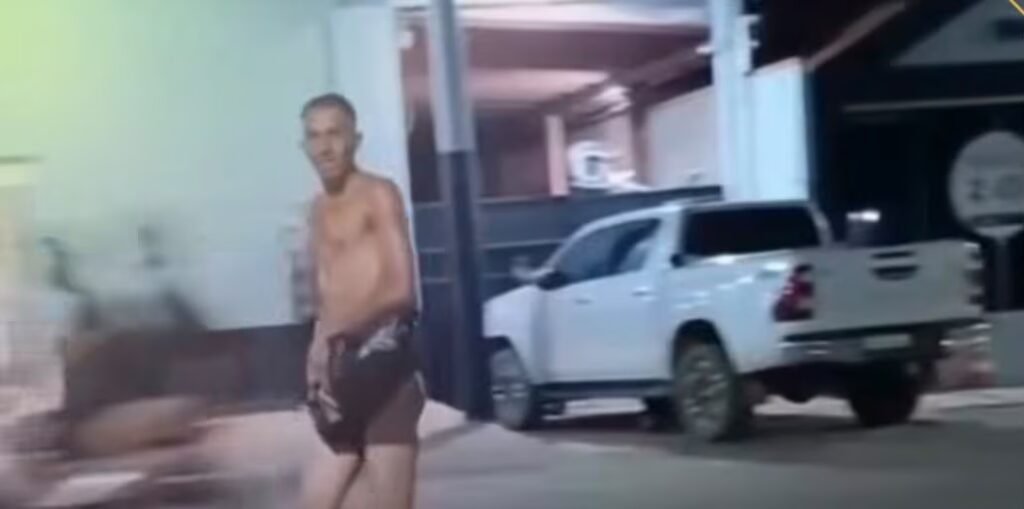 Homem é flagrado andando nu por avenida movimentada no interior do Acre