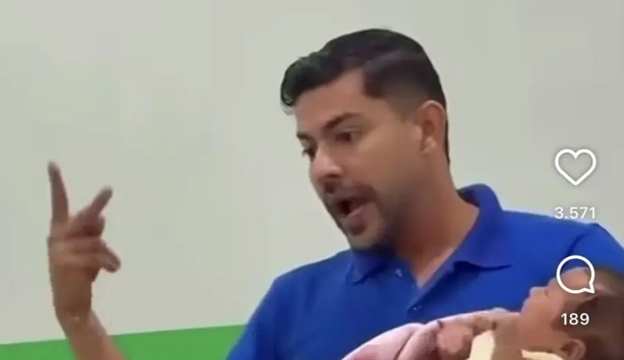 No Acre, professor segura bebê de aluna durante aula para ajudá-la a acompanhar os estudos