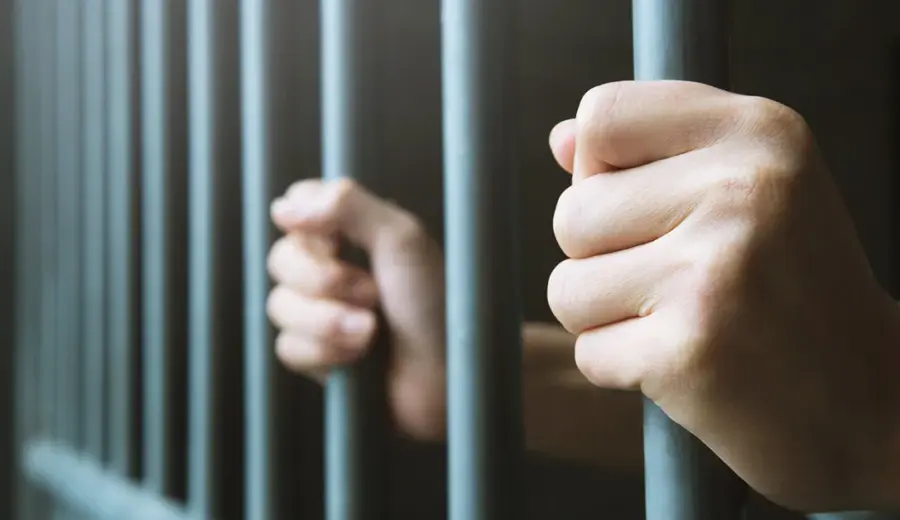 Homem é preso após chegar embriagado e deixar esposa e filhos do lado de fora de casa em Mâncio Lima