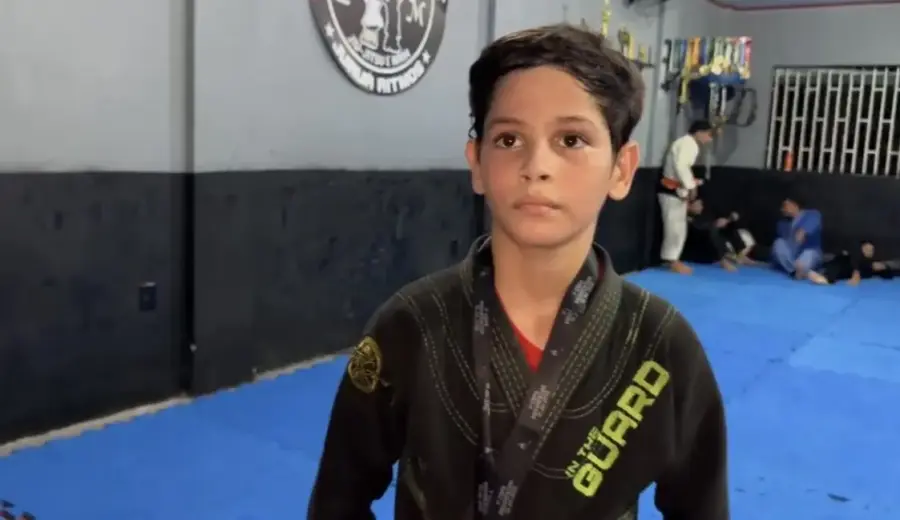 Aos 10 anos, jovem atleta de Cruzeiro do Sul mira novos títulos no Jiu-Jitsu
