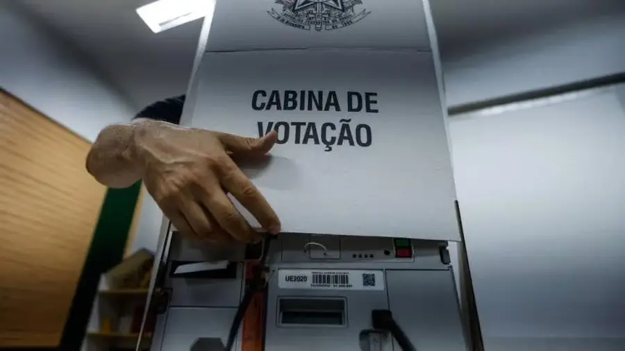 Justiça Eleitoral extingue punição após eleitor pagar R$ 1,6 mil por fotografar próprio voto em Cruzeiro do Sul