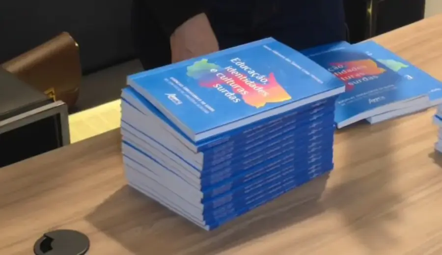 Professora lança livro sobre educação e cultura surda durante evento em Cruzeiro do Sul