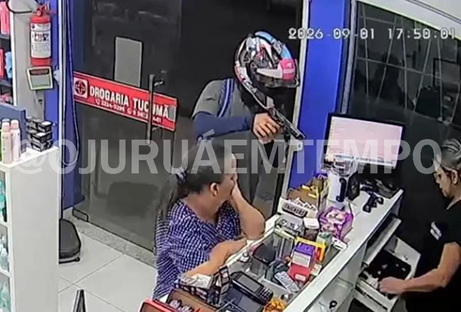 No Acre, câmera de segurança flagra criminoso armado assaltando drogaria