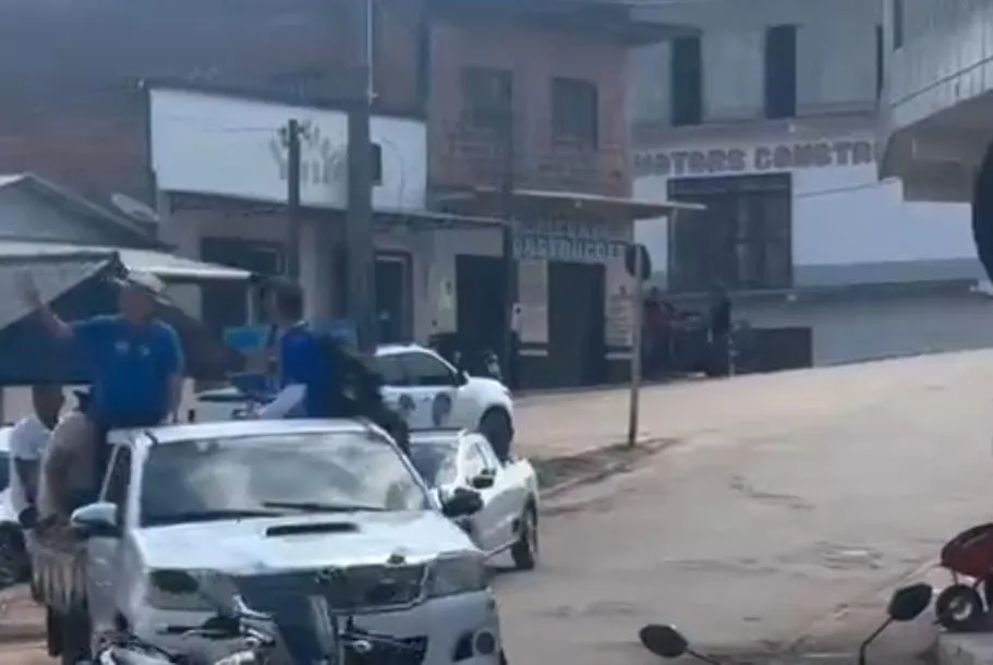 ‘Grande’ carreata de Tião Bocalom chama atenção em Porto Walter