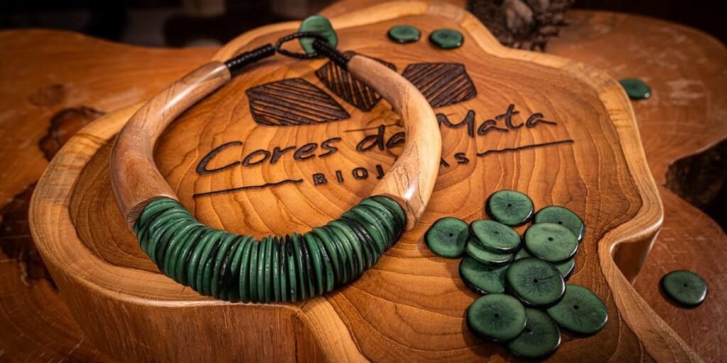 Biojoias acreanas são destaque em feira de artesanato em Paris