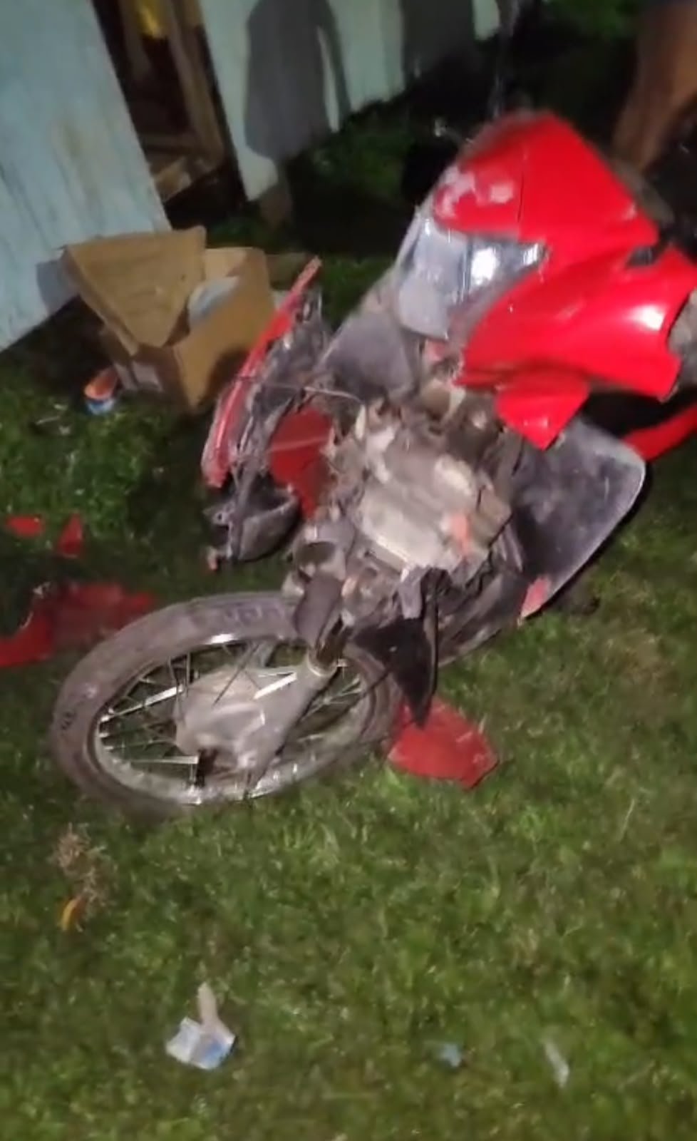 MOTOCICLETA FICA DESTRUÍDA APÓS ACIDENTE EM PORTO WALTER