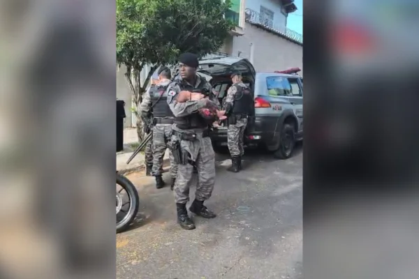 Mãe e bebê são resgatadas de cárcere privado; avó e neto acabaram presos