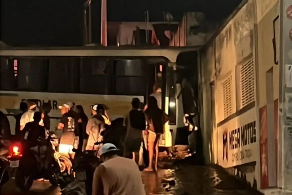 Motorista morre e alunos ficam feridos em acidente de ônibus