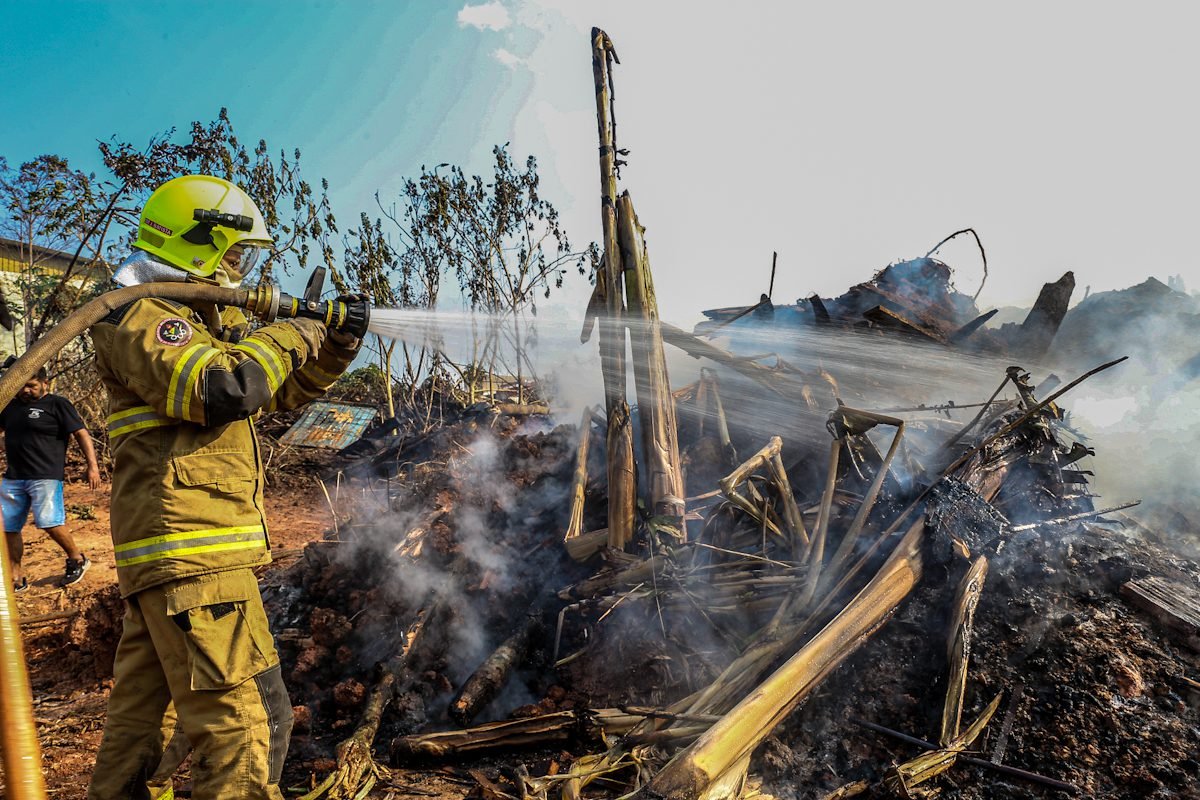 Incêndio destrói casa de madeira e mobiliza Corpo de Bombeiros em Cruzeiro do Sul