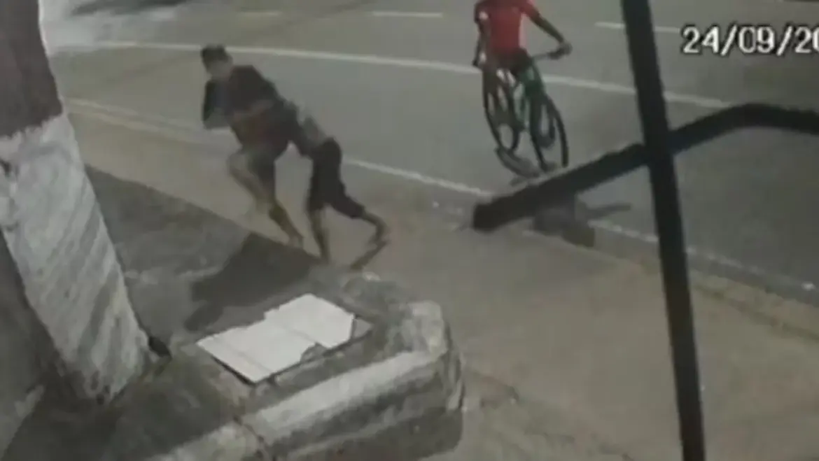 Dupla é presa suspeita de matar mulher com gargalo de garrafa em Fortaleza