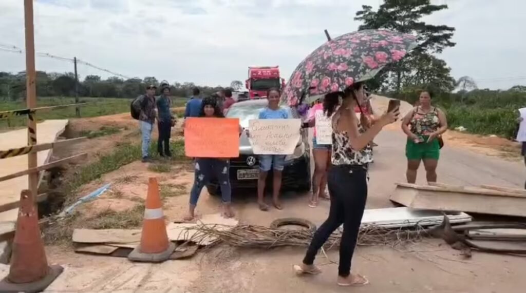 Protesto: familiares de detentos fecham ponte na BR-364, em Sena