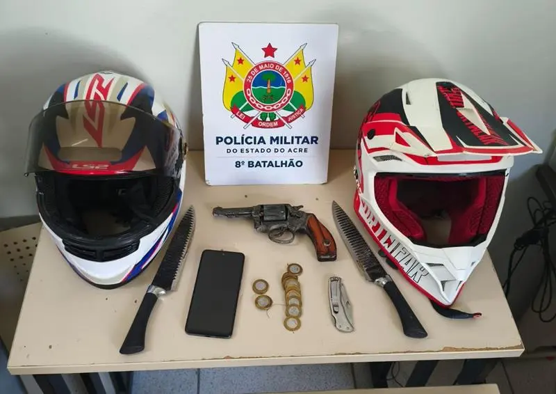 PM prende 5 suspeitos e apreende armas durante apuração de furto em residência