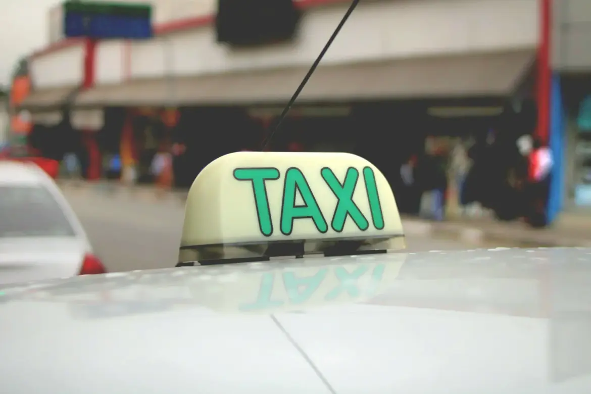 Taxista é impedido de trabalhar e associação terá de pagar R$ 5 mil por danos morais