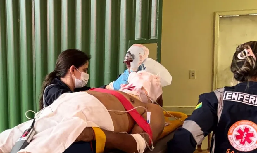 Idoso sofre traumatismo craniano e lesão pulmonar grave após cair de telhado