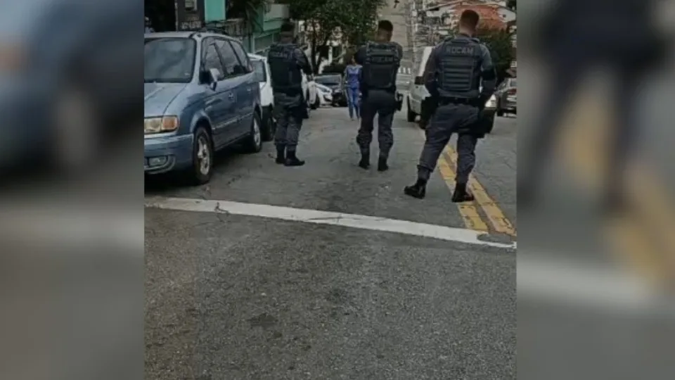 mulher em surto com faca morre após ser baleada por PM