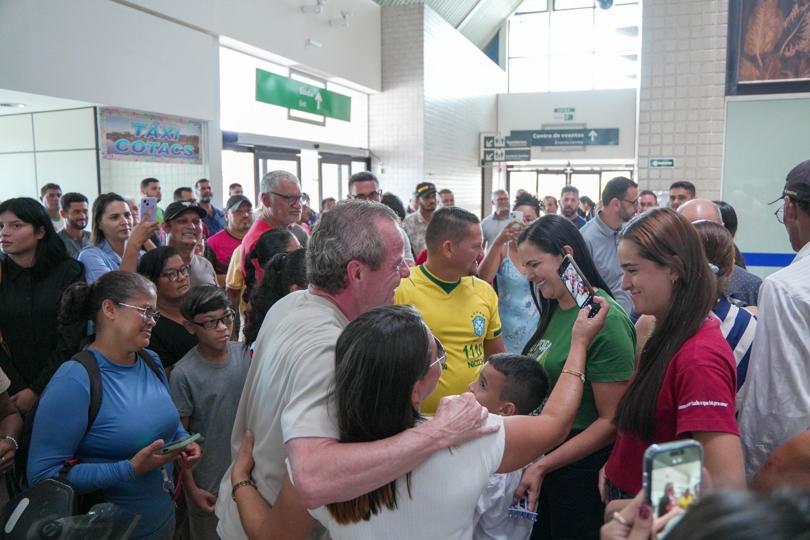 Após vitória nas urnas, Pedro Longo é recebido por apoiadores no aeroporto de Cruzeiro do Sul