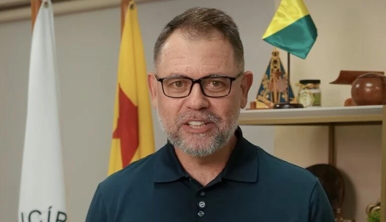 Alysson parabeniza servidores, destacando salários em dia e data-base cumprida