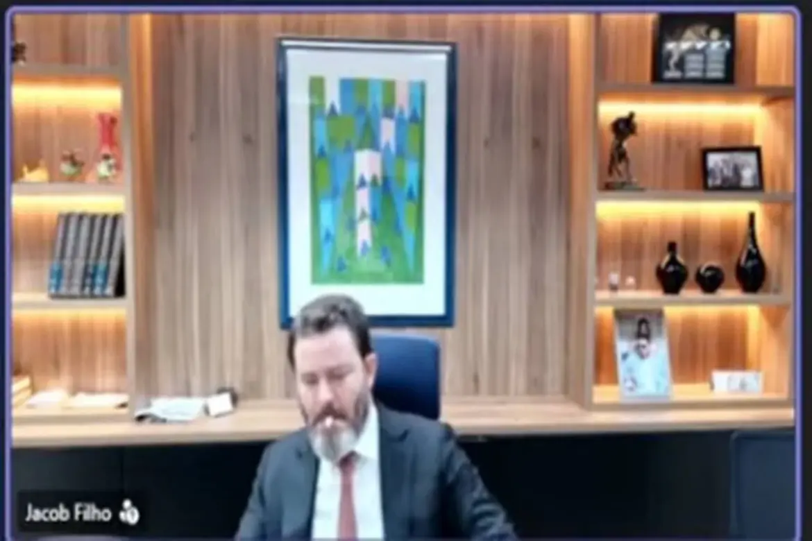 Advogado é flagrado fumando durante sessão virtual do TJMT