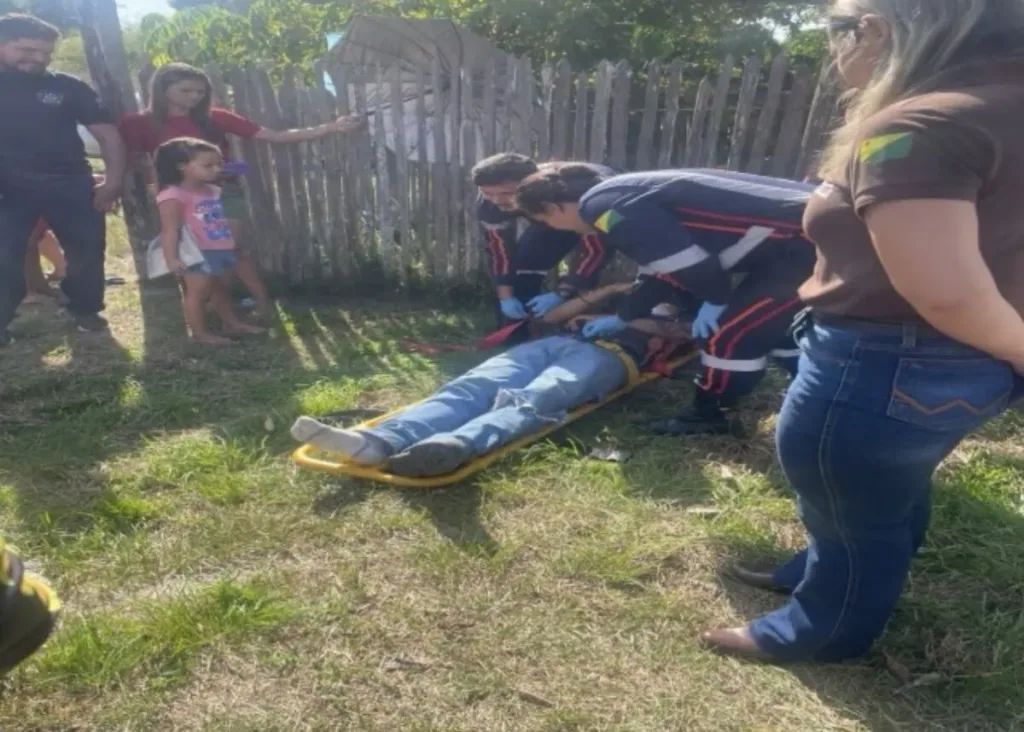 VÍDEO: Colisão entre carro e moto deixa homem ferido em Mâncio Lima