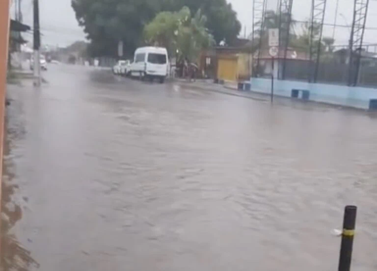 Chuva alaga avenida principal do Manoel Julião, em Rio Branco