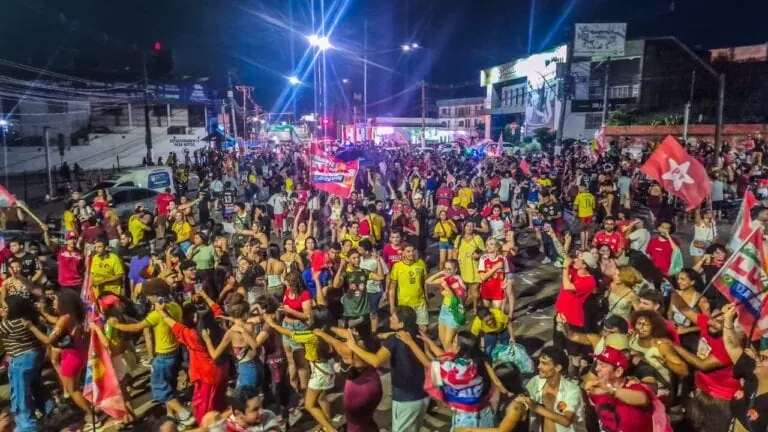 Com críticas a Bolsonaro, multidão de apoiadores de Lula faz festa no centro de Rio Branco