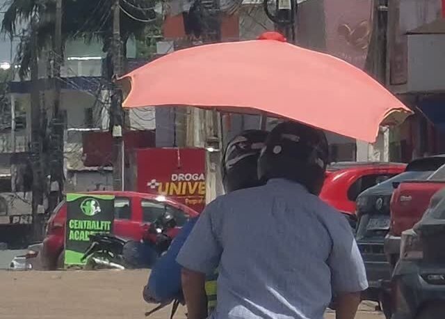 “Acre não é para amadores”: casal filma moto com sombrinha no interior do Acre