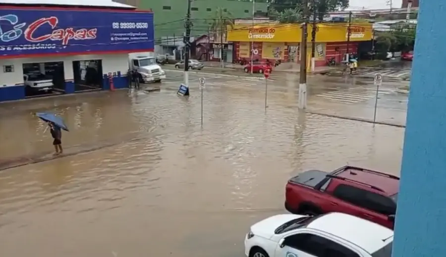 Chuva forte provoca alagamento em frente à Câmara Municipal de Cruzeiro do Sul