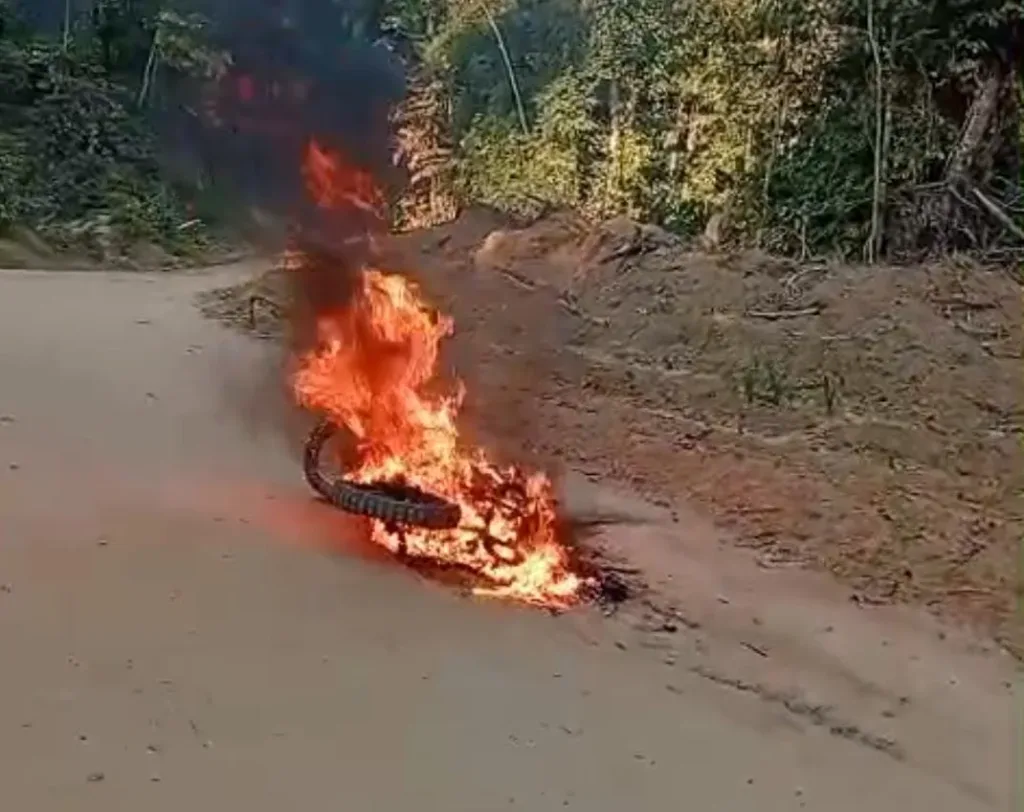 Será se tá frio? Motocicleta superaquece e pega fogo em ramal no interior do Acre