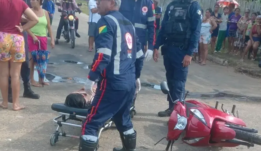 Rodrigues Alves: duas menores pegam moto escondida do avô e sofrem acidente com carro.
