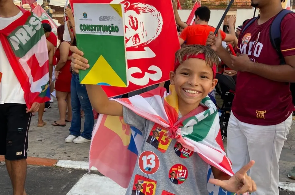 Apoiadores realizam ato em apoio à reeleição de Lula em Cruzeiro do Sul