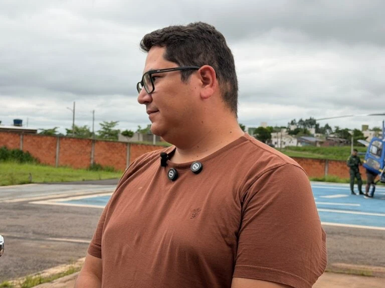 Após pouso forçado no Acre, passageiro chora ao falar com a mãe em chamada de vídeo