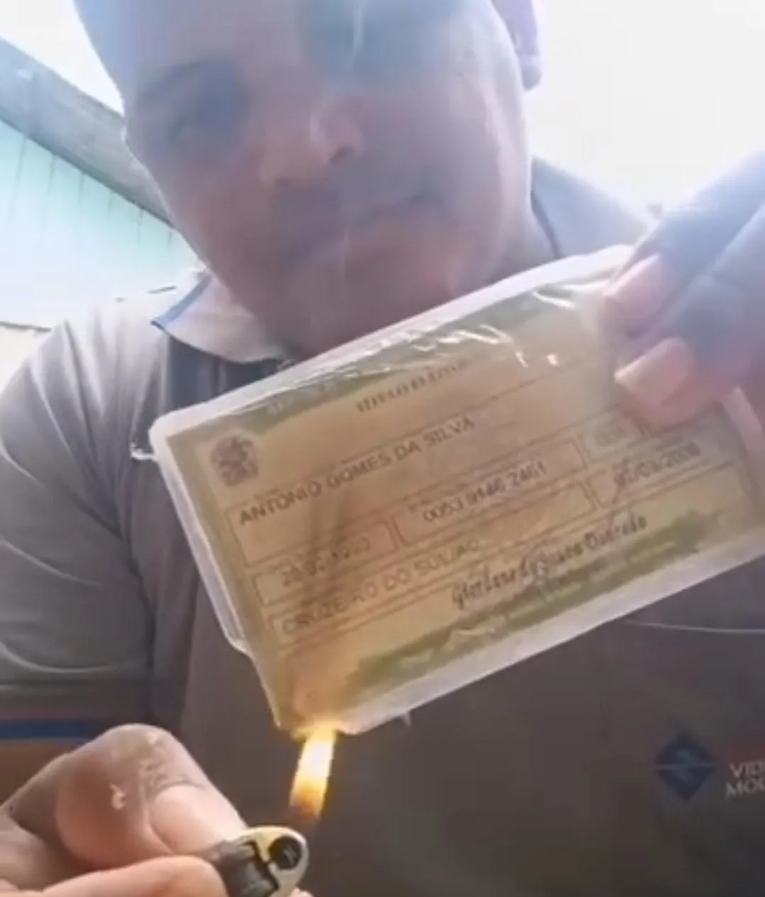 Em Cruzeiro do Sul, bolsonarista queima titulo de eleitor após Flávio Bolsonaro perder as eleições: “Essa porr* não serve pra nada”
