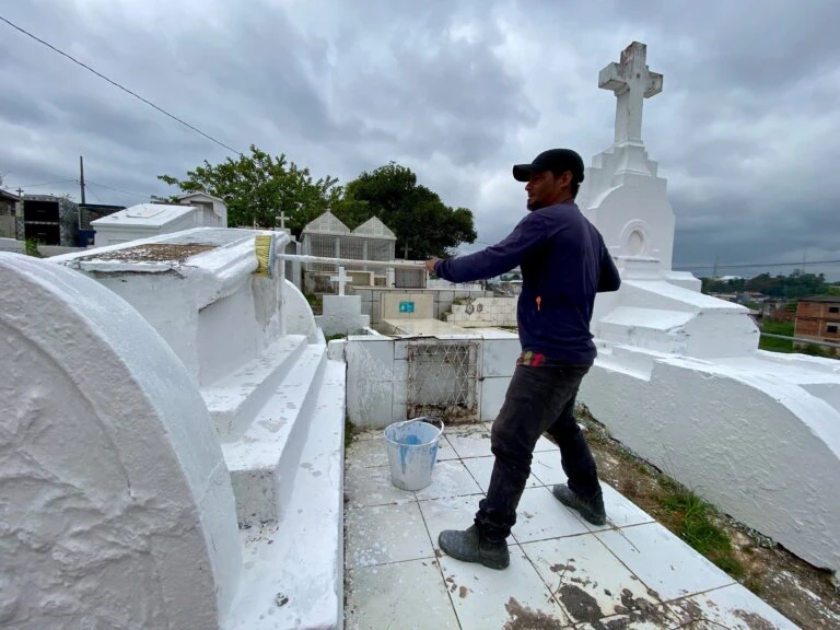 Prefeitura de Cruzeiro do Sul segue com preparação dos cemitérios para o Dia dos Finados