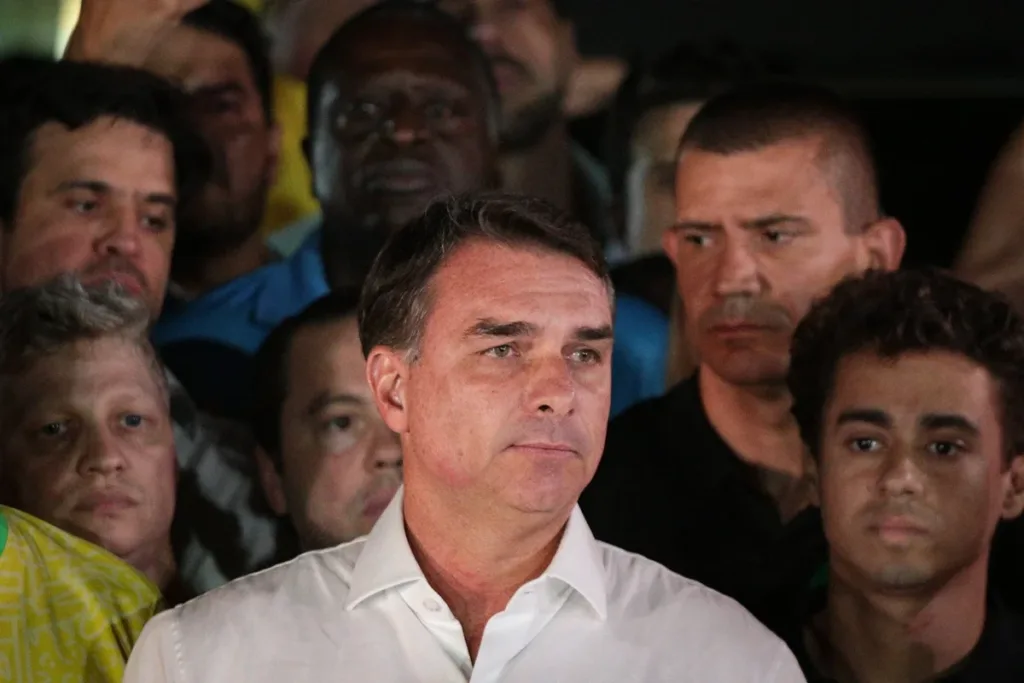 Aliados e advogados tentam falar com Flávio, mas não conseguem contato