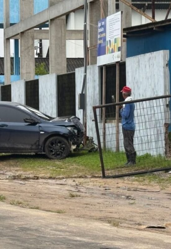 Acidente de trânsito destrói parte de muro da UFAC ( Projeto Rondon) em Cruzeiro do Sul; veículo permanece no local