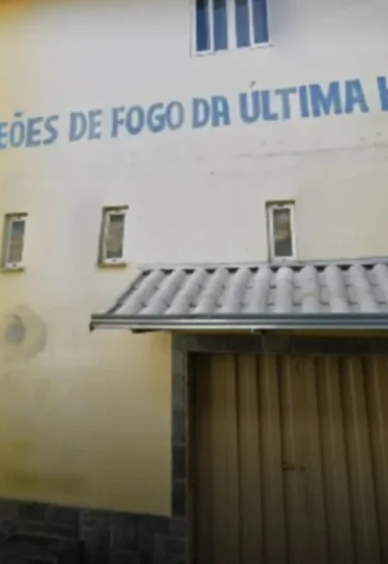 VÍDEO: Fiéis quebram o pau em frente a igreja de pastor condenado por abuso