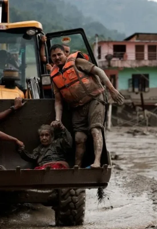 Equipes buscam por mais de 1.300 desaparecidos no Nepal e na China