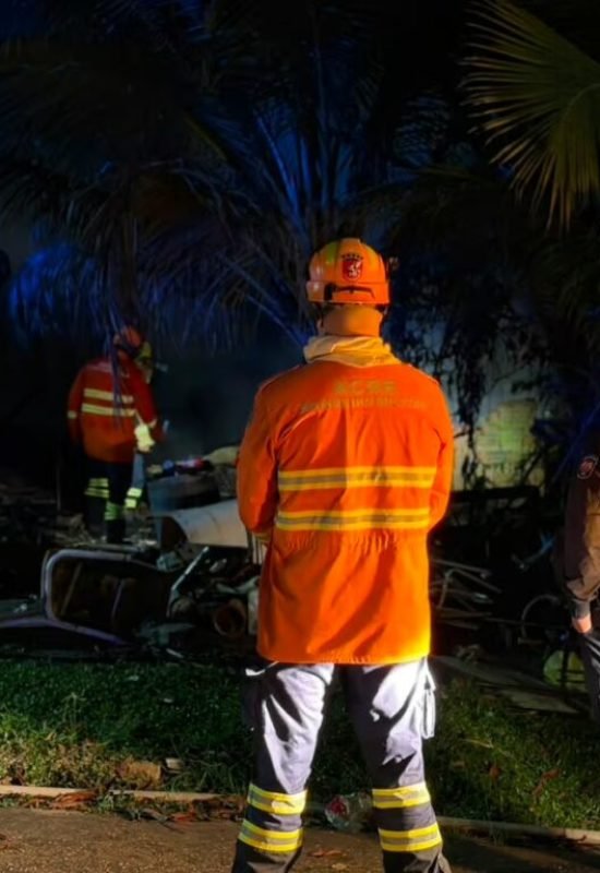Bombeiros controlam fogo em casa de Rodrigues Alves; veja vídeo