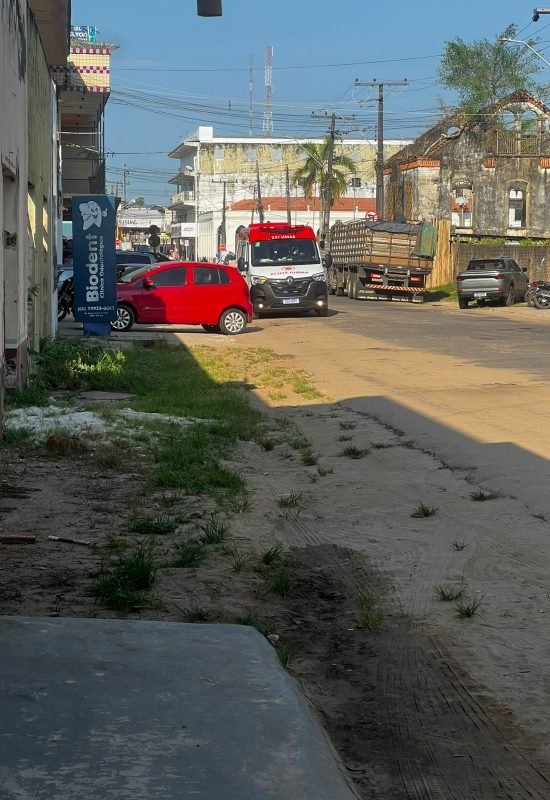 Mulher sofre possível overdose no centro e é socorrida por ambulância