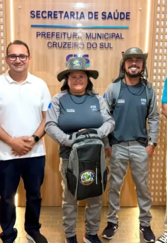 Prefeitura de Cruzeiro do Sul entrega novo fardamento para 123 Agentes de Endemias