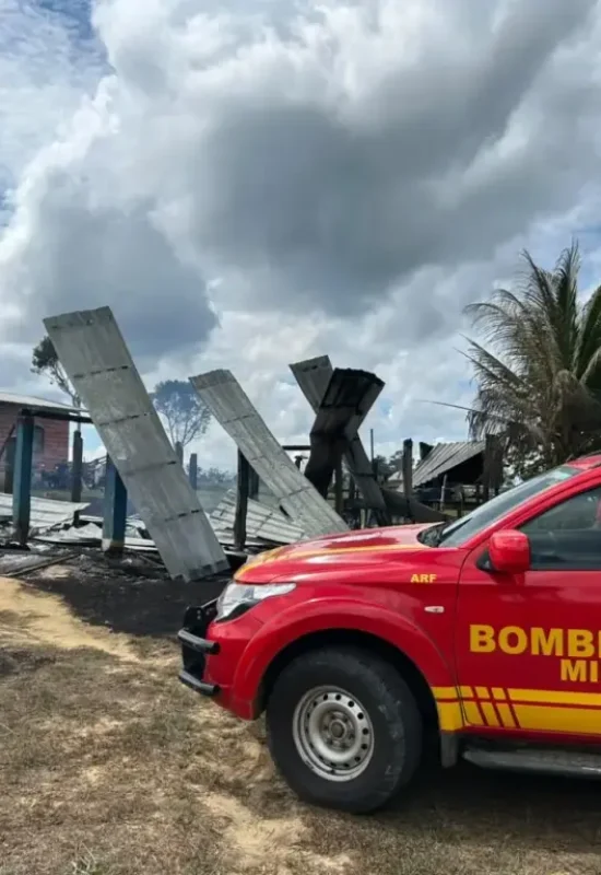 Casa é destruída por incêndio em comunidade entre Cruzeiro do Sul e Guajará; não houve feridos