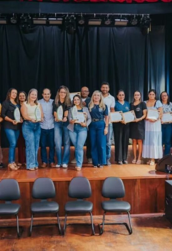 Zequinha Lima homenageia escolas pelos avanços no Ideb e anuncia aumento no repasse da merenda