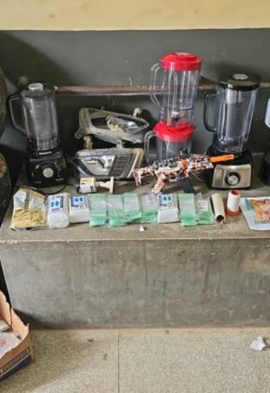 Polícia Militar apreende drogas, dinheiro e materiais usados no tráfico em Cruzeiro do Sul