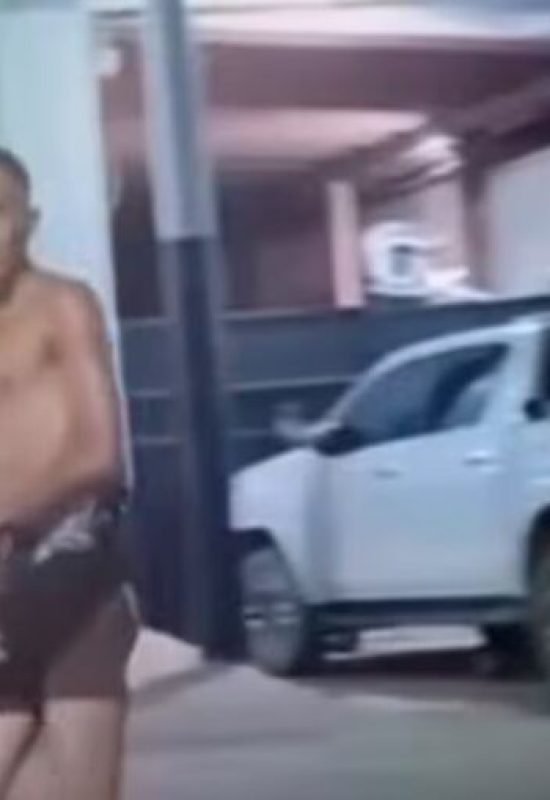 Homem é flagrado andando nu por avenida movimentada no interior do Acre