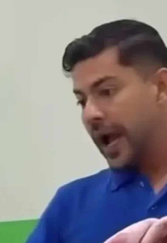 No Acre, professor segura bebê de aluna durante aula para ajudá-la a acompanhar os estudos