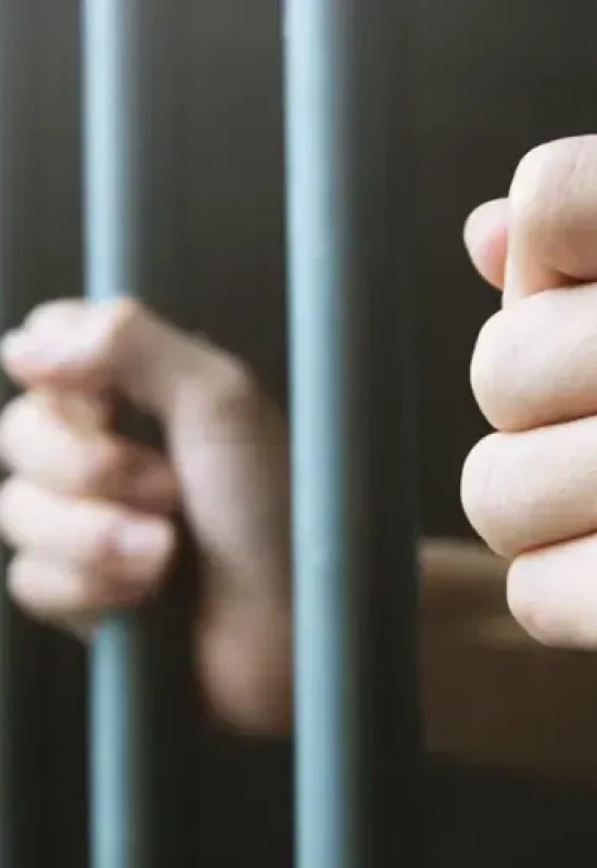 Homem é preso após chegar embriagado e deixar esposa e filhos do lado de fora de casa em Mâncio Lima