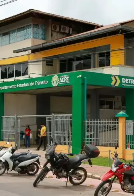 Detran-AC notifica oito motoristas para entrega da CNH após cassação do direito de dirigir