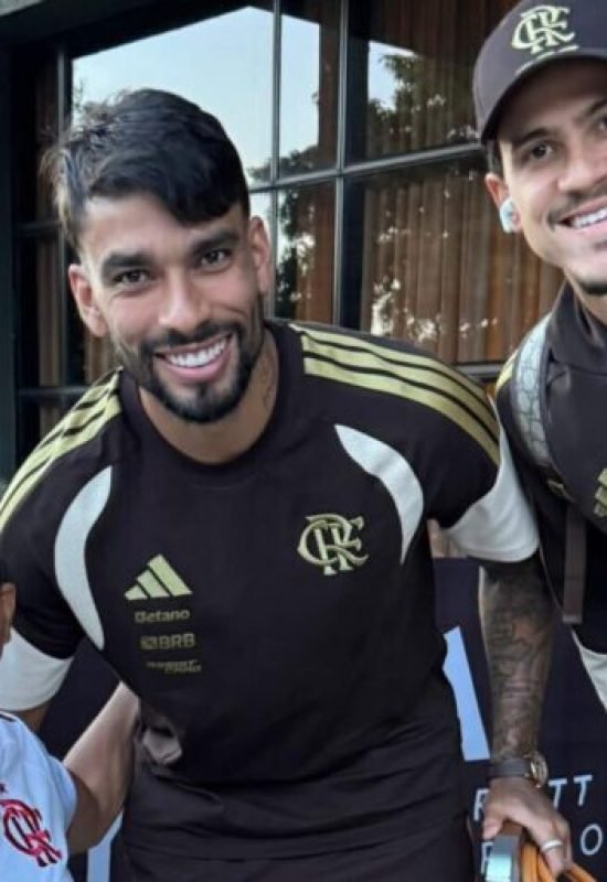 Acreano realiza sonho, vibra com gol e tira foto com estrelas do Flamengo em São Paulo