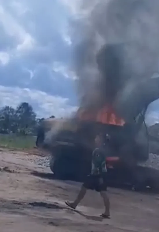 Escavadeira pega fogo durante manutenção na BR-364 e bombeiros controlam incêndio